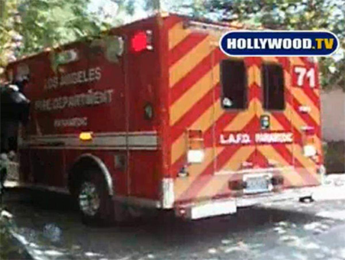Ein Sprecher der Feuerwehr von Los Angeles sagte, Rettungssanitäter hätten um 12.26 Uhr (Ortszeit) einen Notruf aus Jacksons Haus entgegengenommen. Er habe nicht geatmet, als sie ihn vorfanden. Noch in seinem Haus hätten sie Wiederbelebungsmaßnahmen eingeleitet.