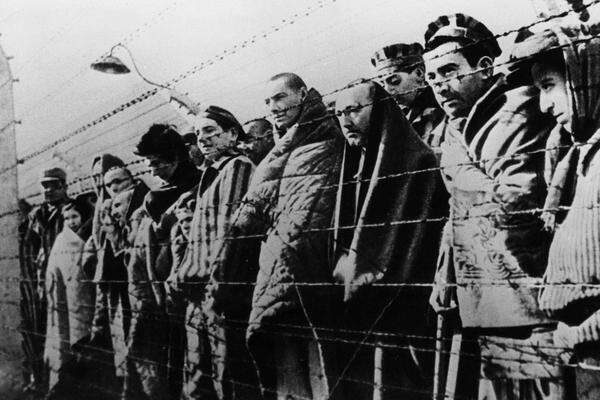 Im Winter 1944/1945 rücken die sowjetischen Truppen immer näher. Die Nazis versuchen nun, ihre Spuren zu verwischen. Sie zerstören in Auschwitz Gaskammern und Krematorien und treiben die Gefangenen, die noch gehen können, in Todesmärschen nach Westen.