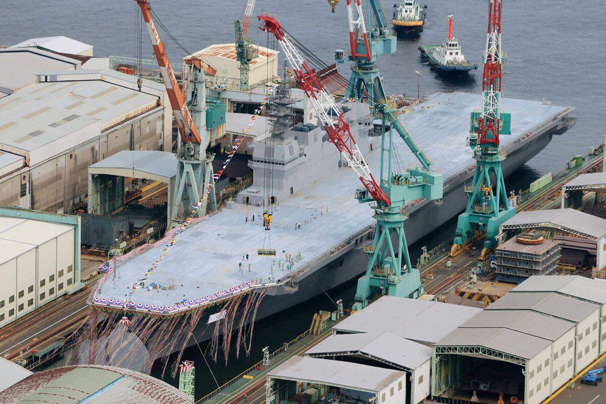 Es ist der neueste Stolz von Japans Marine: Am Dienstag wurde in Yokohama der Helikopterträger "Izumo" präsentiert. Japans größtes Kriegsschiff seit dem Zweiten Weltkrieg soll etwa im März 2015 in den Dienst gestellt werden.
