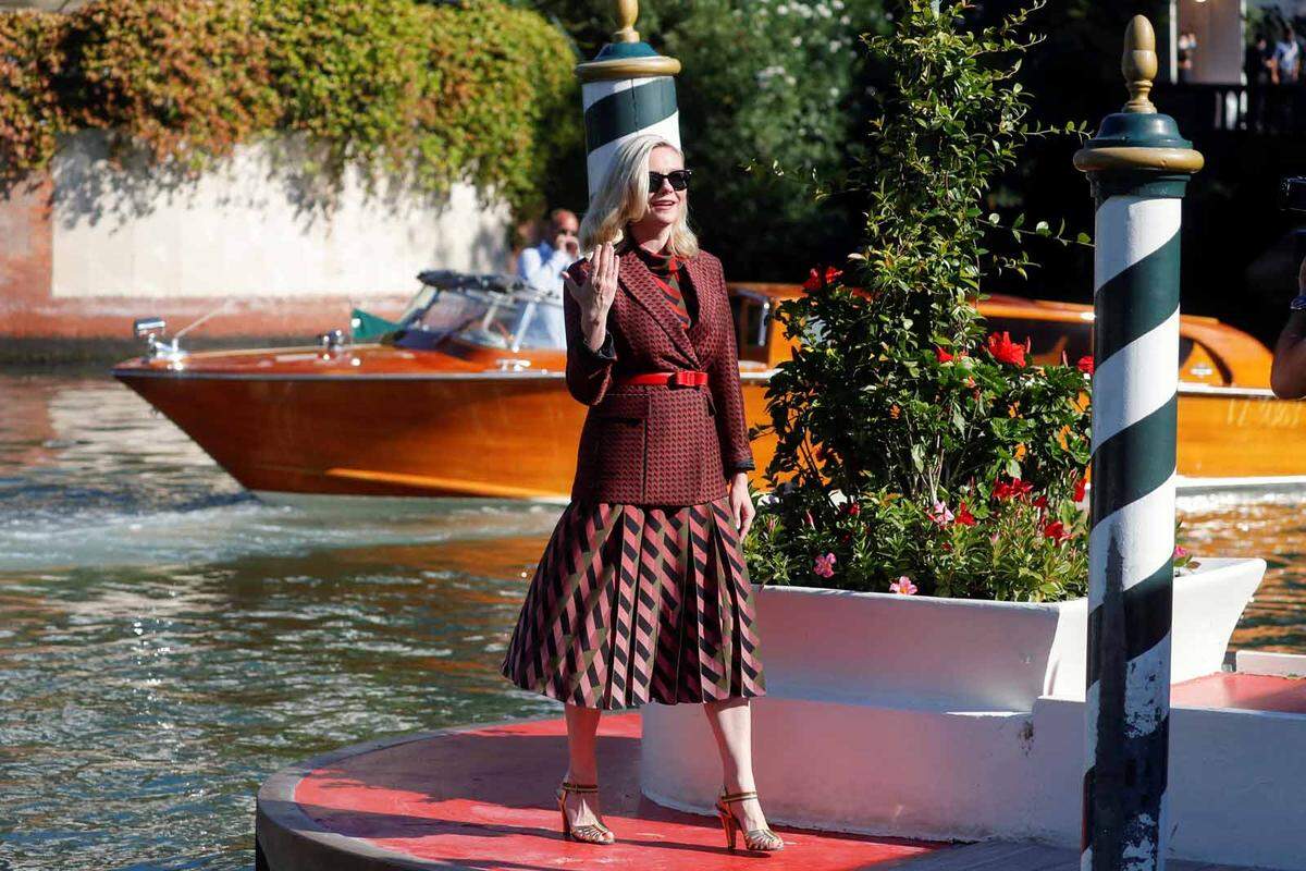 Noch nicht am roten Teppich, dafür am Bootssteg: Kirsten Dunst in Salvatore Ferragamo bei ihrer Ankunft am Filmfestival.