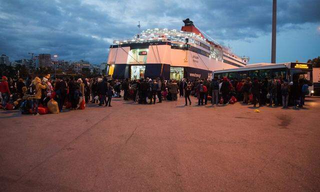 Dec 18 2015 Athens Attica Greece Between 1 000 and 1 500 refugees migrants came by boat in A