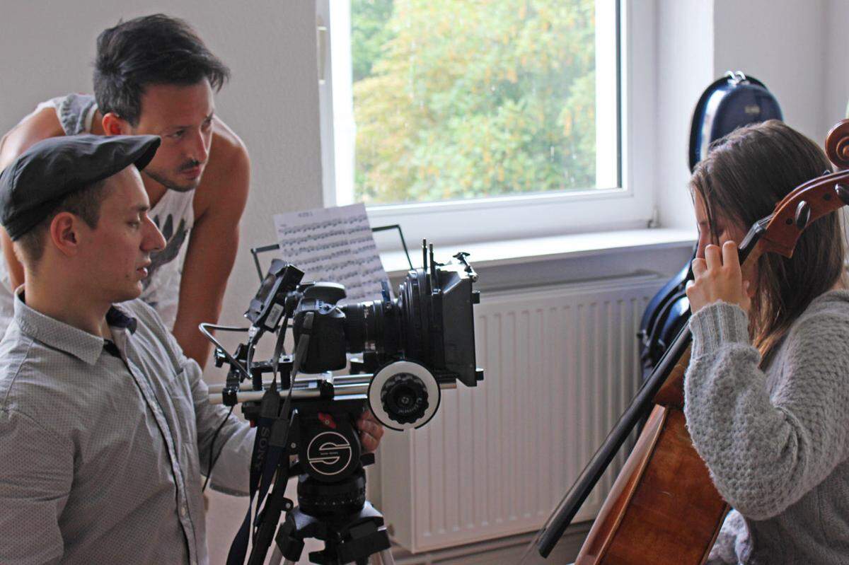 Jakob M. Erwa, österreichischer Regisseur mit Wohnsitz Berlin, hat um Geldmittel für sein Filmprojekt „Homesick“ gebeten. Er definierte Crowdfunding für sich als Teil eines Dreisäulenmodells, das ihn flexibler agieren lassen soll.