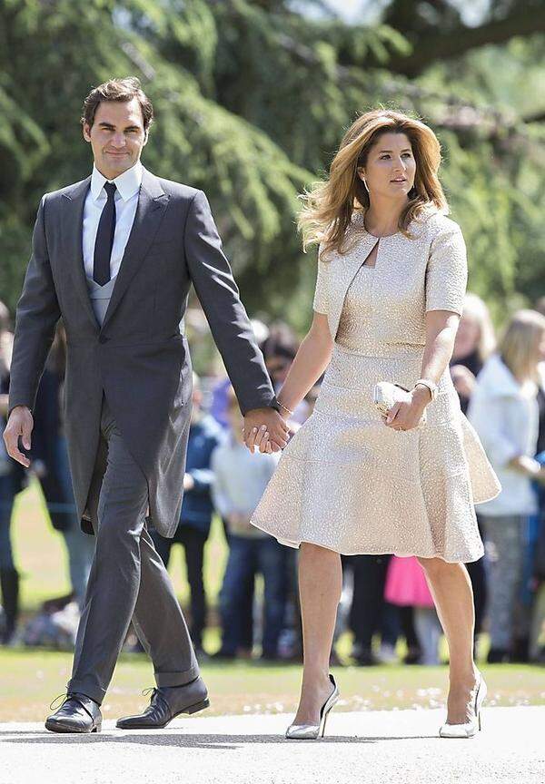 Auch Hochzeitsgast Mirka Federer, Ehefrau von Tennis-Ass Roger Federer, machte mit bei der Parade der faden Nude-Outfits - wenn auch mit silberfarbenen (und offenbar leicht zu großen) Akzent-Heels.