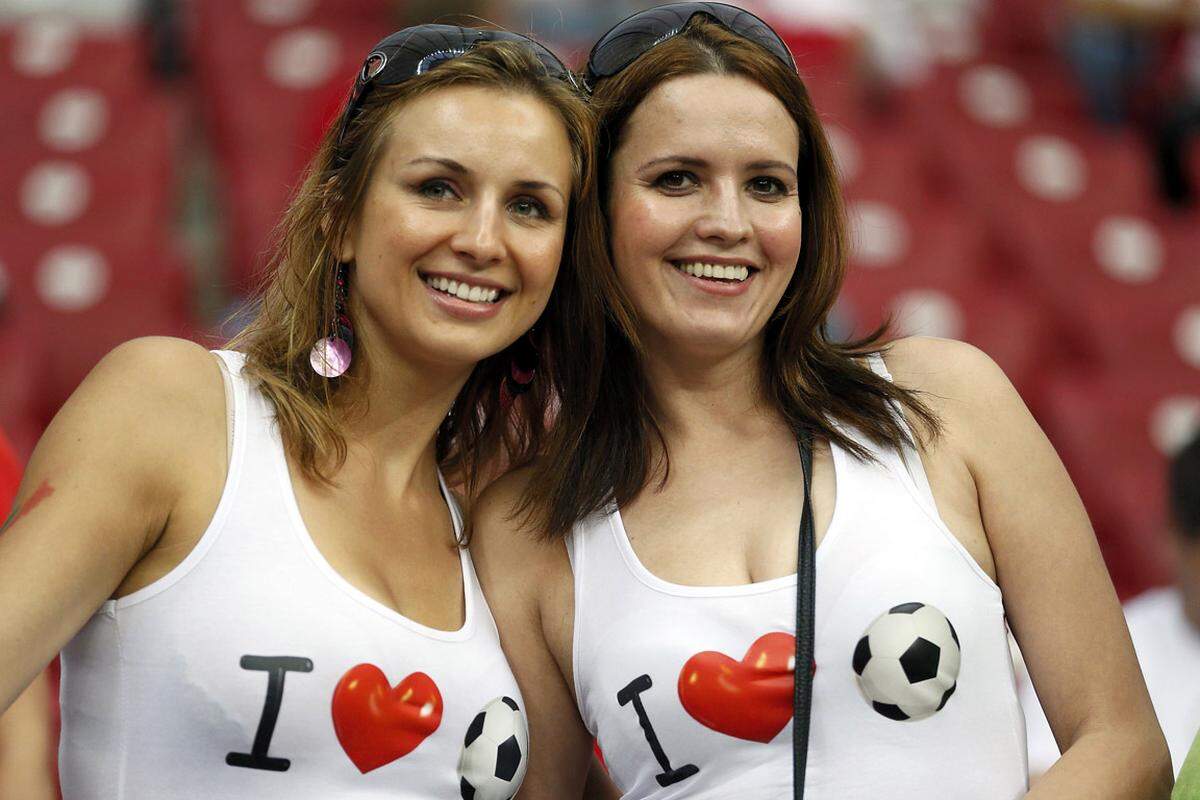 Auch diese beiden Damen feuerten lieber "den Fußball" an.