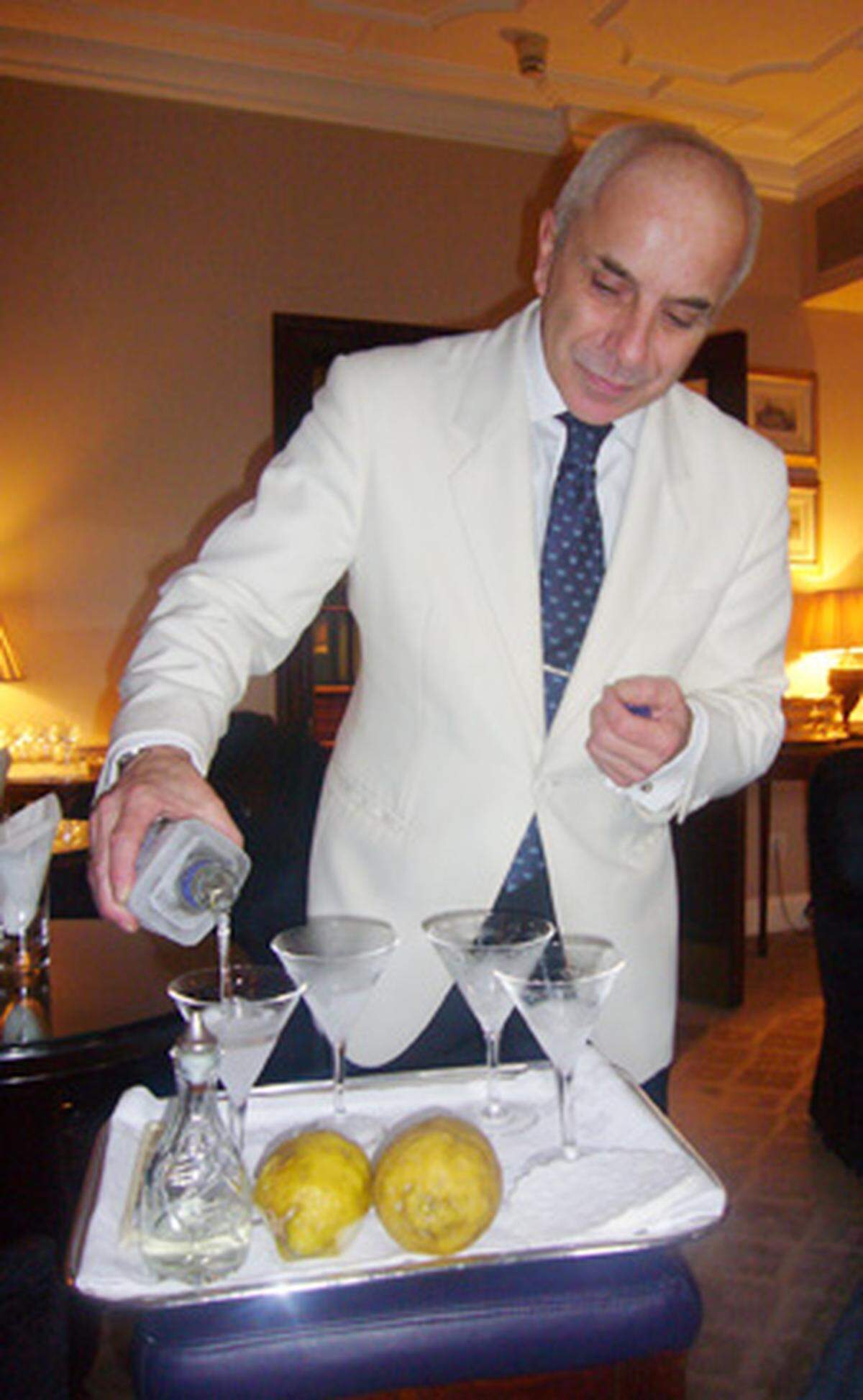 Schritt fünf ist einfach: Das Martini-Glas einfach bis oben mit Gin füllen.