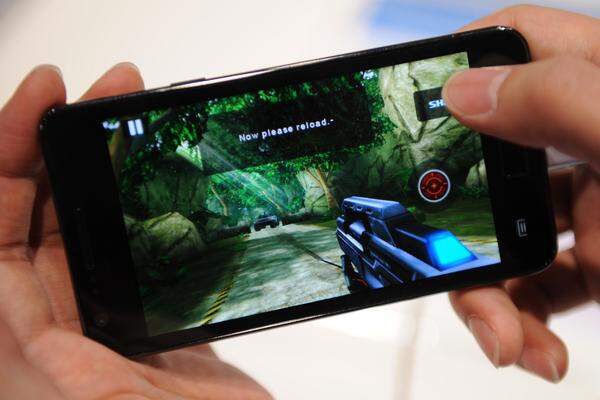 Bei Spielen verspricht das Galaxy S2 zu glänzen. Samsung hat extra noch neue Titel für seinen Game Hub erworben. Hier im Bild etwa der Ego-Shooter Nova. Die Steuerung über das Gyroskop lief zwar nicht unbedingt optimal, bei der Leistung gibt sich das Smartphone aber keine Blöße.