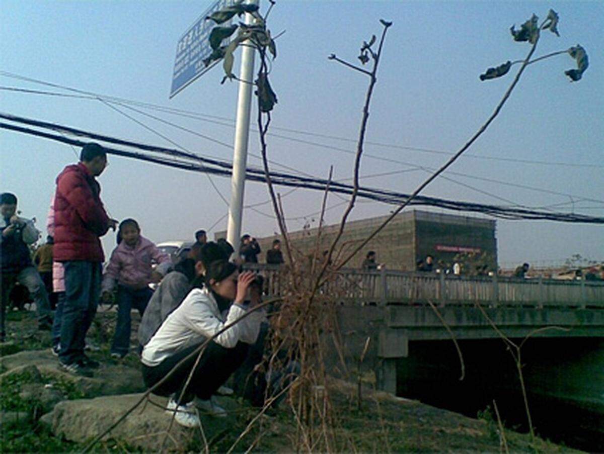 Wochenlang lagerten "Plane-Spotter" vor dem Werksgelände von "Chengdu Aircraft Industry" nahe der zentralchinesischen Stadt Chengdu. Mitte Jänner ist des dann soweit: Chinas erster Tarnkappen-Kampfjet hebt zu seinem ersten offiziellen längerem Testflug ab.J-20-Videos:Jubel nach dem ErstflugDer komplette Erstflug