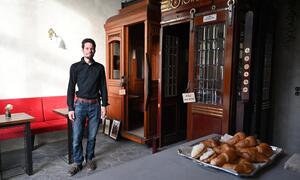 Christian Tauß sammelt seit Jahren historische Wiener Aufzugskabinen. Am Samstag (21.10.) eröffnet er sein „Aufzugcafé“ am Wiedner Gürtel: Die Melange kann auch in der Aufzugskabine getrunken werden. 