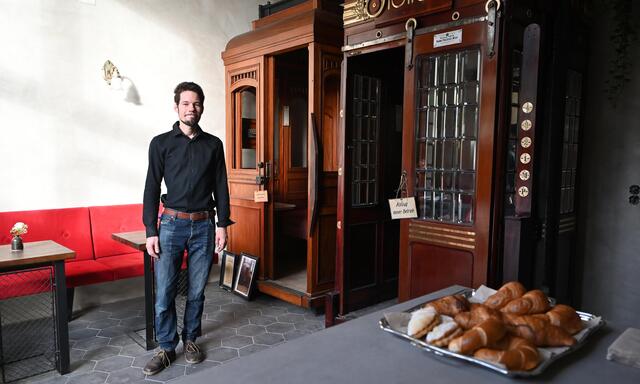 Christian Tauß sammelt seit Jahren historische Wiener Aufzugskabinen. Am Samstag (21.10.) eröffnet er sein „Aufzugcafé“ am Wiedner Gürtel: Die Melange kann auch in der Aufzugskabine getrunken werden. 