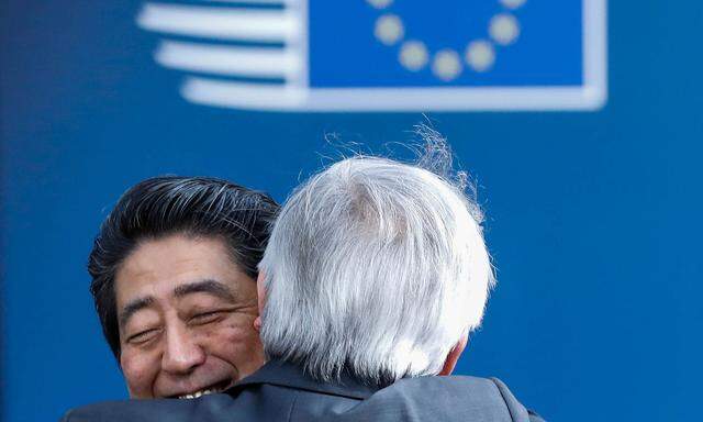 EU-Kommissionspräsident Jean-Claude Juncker begrüßt den japanischen Premierminister Shinzo Abe in Brüssel.