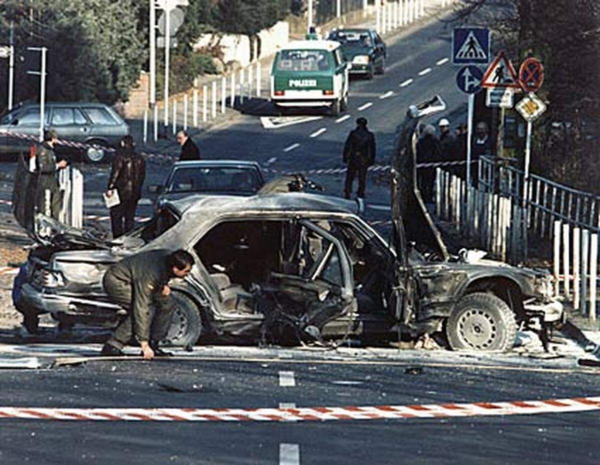 30. November 1989 (Bild): Deutsche-Bank-Chef Alfred Herrhausen wird auf der Fahrt zur Arbeit in Bad Homburg mit einer Autobombe ermordet.  13. Februar 1991: Mehr als 250 Schüsse werden auf die US-Botschaft in Bonn abgefeuert. Verletzt wird niemand. 
