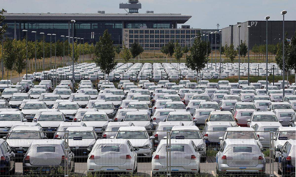 VW Neuwagen werden auf Flughafen Parkplatz abgestellt