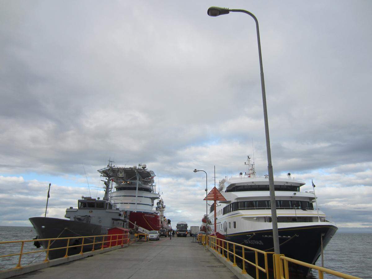 Punta Arenas an der Küste der Magellan-Straße, eine der südlichste Städte der Welt. Rechts im Bild die MS Via Australis, ein patagonisches Expeditionsschiff der Cruceros Australis, www.australis.com.