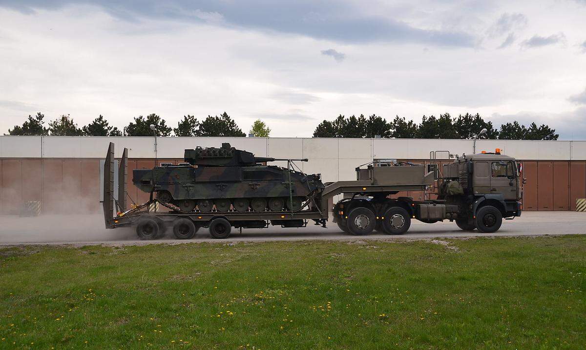 Die Ulans waren in den 1980ern von Steyr als Ersatz für die "Saurer"-Schützenpanzer entwickelt worden. Anfangs gab es Gespräche mit der Schweiz, Norwegen und Griechenland; 1988 ging man mit Spanien zusammen und schuf "ASCOD" (Austrian Spanish Cooperative Development): Eine Mehrzweck-Plattform, auf deren Basis etwa auch leichte Kampf-, Flak- und Granatwerferpanzer machbar sind.