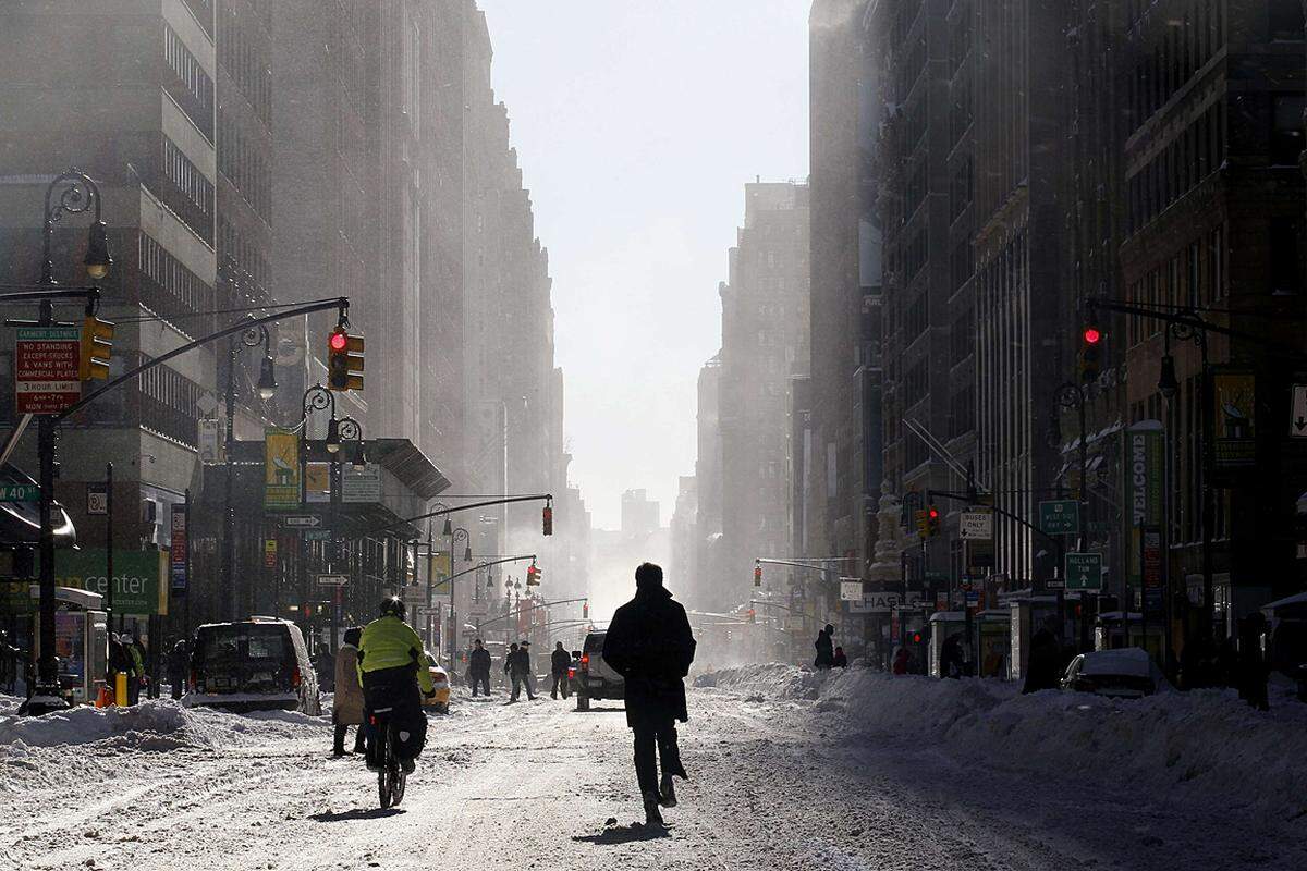 Wenn (fast) nichts mehr geht, übernehmen Läufer und Radfahrer die Stadt. Die 7th Avenue in New York City, ungewohnt still.