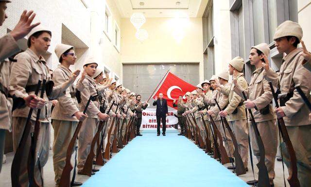 Präsident Erdoğan zeigt vier Finger – das islamische Zeichen seiner Partei, AKP