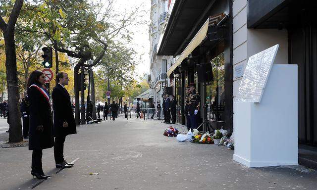 Emmanuel Macron und Anne Hidalgo gedachten der Opfer der Anschläge auch vor der Konzerthalle Bataclan in Paris.