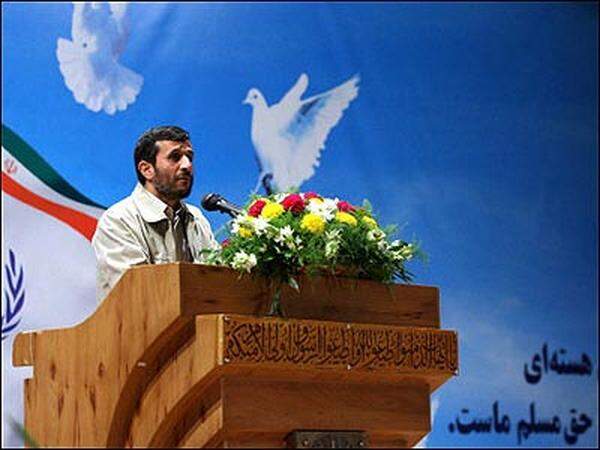 Der iranische Präsident Mahmoud Ahmadinejad will Resolutionen des UNO-Sicherheitsrates weiterhin ignorieren. Das kündigt er in einer 40-minütigen Rede vor der Vollversammlung der Vereinten Nationen in New York an und erklärt den Streit für beendet.