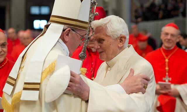 Ein Bild, das sich am 27. April wiederholen könnte: Papst Franziskus hat seinen Vorgänger Benedikt zur Heiligsprechung zweier Päpste eingeladen.