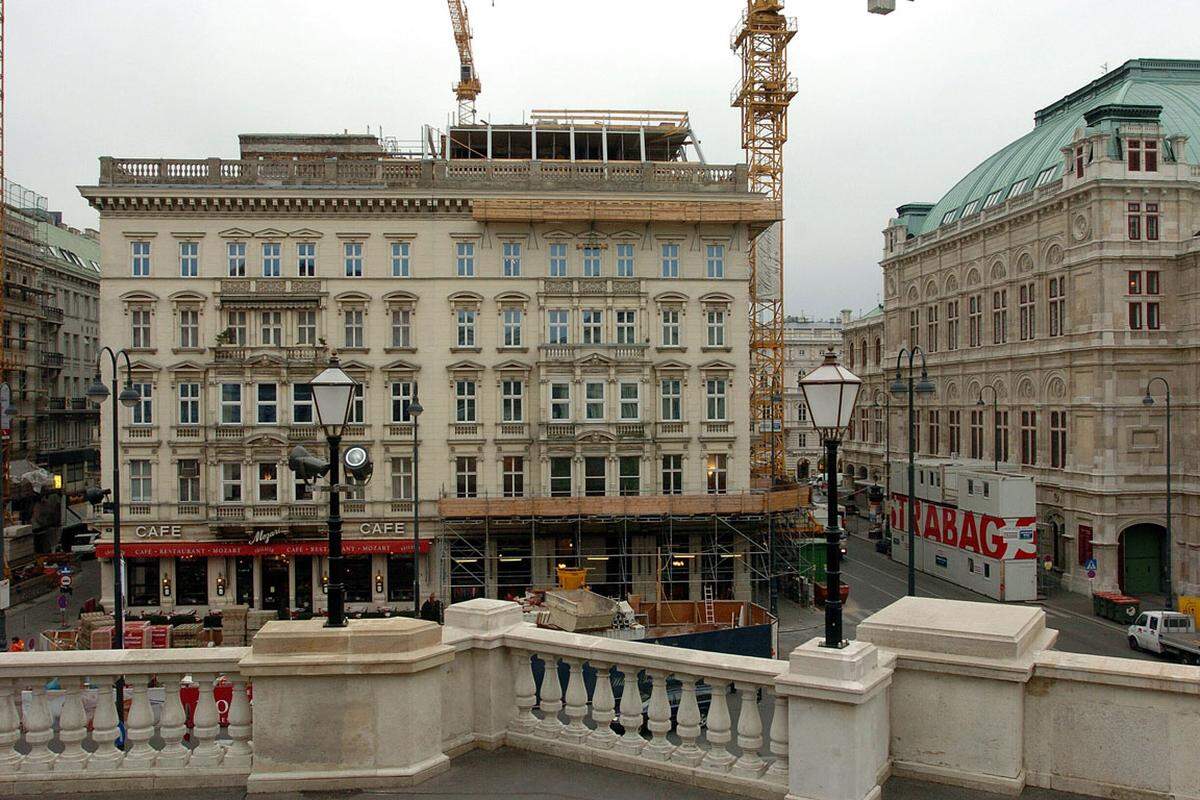 Das Hotel Sacher Wien wurde 1876 von Eduard Sacher eröffnet. Seit 1934 wird das Hotel von Mitgliedern der Familie Gürtler geführt. Seit 2005 verfügt das Hotel über zwei zusätzliche Dachgeschoße mit 42 Zimmern sowie einen Spa-Bereich. (Bild aus dem November 2004)