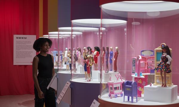 Die ganze Barbie-Welt im Vitrinenlabyrinth des Design Museum London.