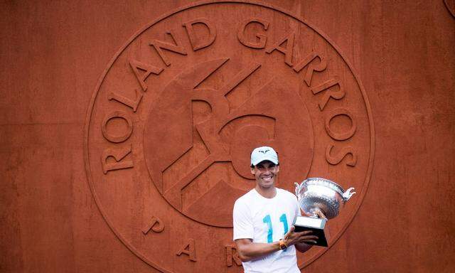 Bilder des Tages SPORT Rafael Nadal Esp posant avec le trophee du vainqueur des Internationaux d