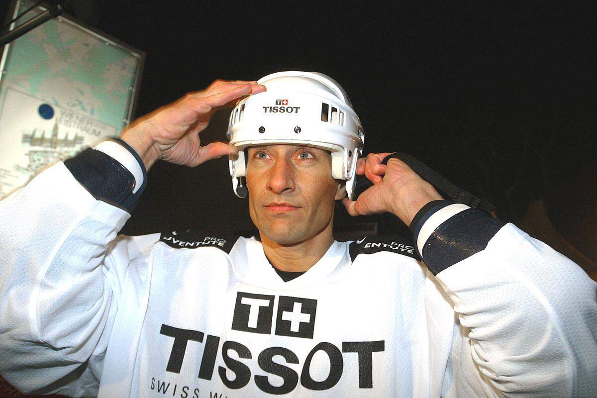 Grasser verlor seine Wette und löste seinen Einsatz von "Wetten, dass..?" bei einer Eishockey-Charity-Veranstaltung für Pro Juventute in Wien ein.