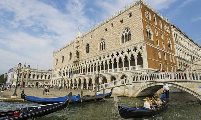 Venedig hat 54.000 Einwohner – und 30 Millionen Touristen im Jahr; zwei Drittel davon Tagesgäste, die für einige Stunden einfallen. Ohne sie geht es nicht: Venedig hängt zu mindestens 80 Prozent vom Tourismus ab.