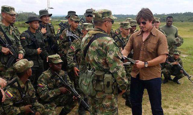 Tom Cruise in einer Drehpause mit Soldaten der kolumbianischen Armee