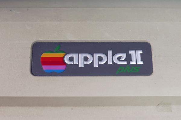 Als Ken Olson von Digital Equipment sich zur Aussage hinreißen ließ, dass es keinen Grund gäbe, "dass jemand einen Personal Computer zuhause haben" wolle, hatte er Apples Vision leistbarer Geräte nicht auf dem Radar. Der Apple II entwickelte sich noch im selben Jahr (1977) zum erfolgreichsten PC seiner Zeit. Ohne dem Investment von Mike Markkula über 250.000 Dollar wäre aber damals das Ende von Apple vorgezeichnet gewesen, denn Jobs war zuvor bereits bei mehreren Investoren abgeblitzt. Sein Auftreten entsprach nicht den Konventionen und für Diplomatie war er sowieso nicht bekannt.