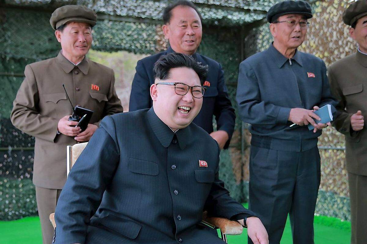 Die jüngsten Sanktionen des UNO-Sicherheitsrates wegen eines Atom- und mehrerer Raketentests seit Jahresbeginn dürften die prekäre Lage im Land jedenfalls verschärfen - während sich Kim Jong-un auf diesen Bildern über die geglückten Drohgebärden freut.
