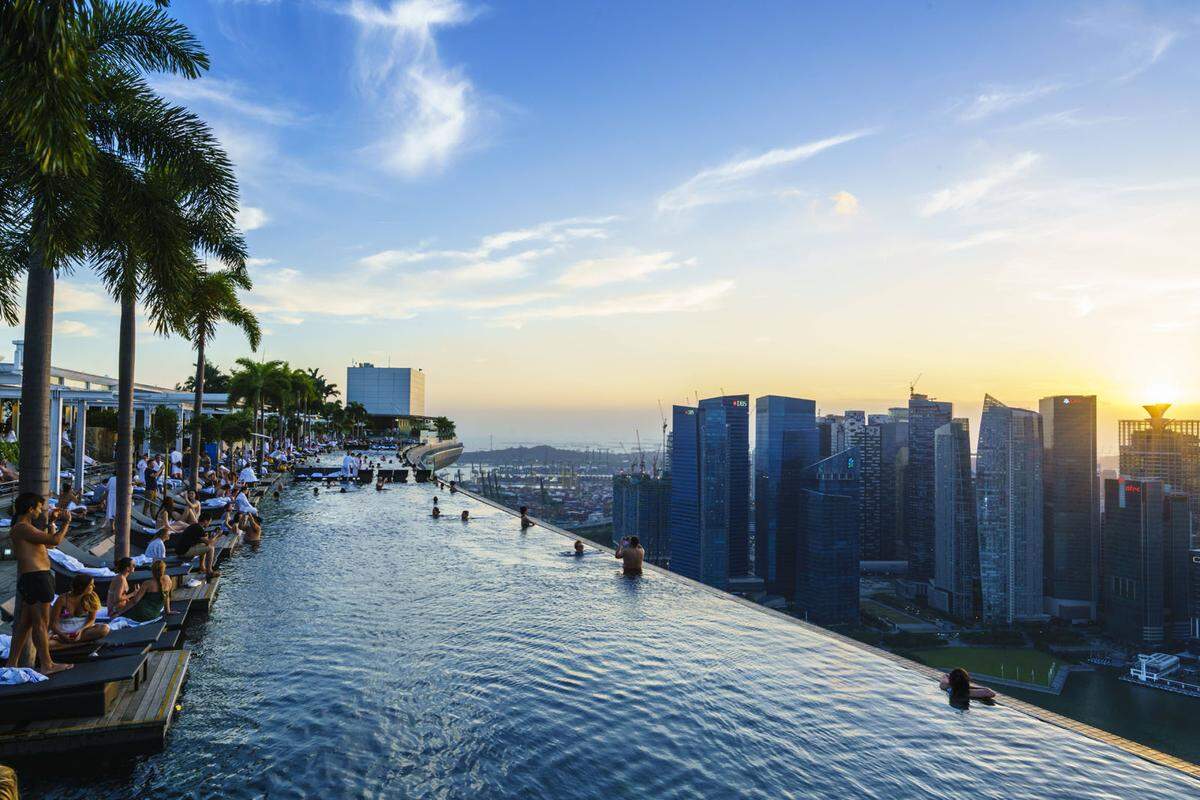 Eine Sehenswürdigkeit für sich ist der berühmte Infinity-Pool im 57. Stock des Marina Bay Sands Hotels. Es hat die dreifache Länge eines olympischen Beckens und ist der größte Outdoor-Pool in dieser Höhe weltweit.