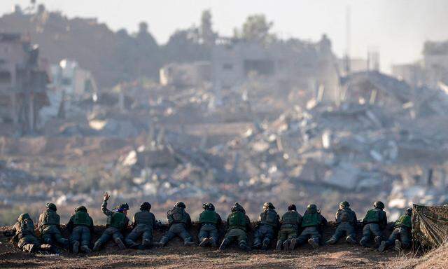 Die Kämpfe dauern sechs Monate nach dem Terrorangriff der Hamas an: Israelische Soldaten positionieren sich auf einem Hügel mit Blick auf Nordgaza. 