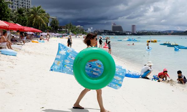 Touristen am Strand von Tumon auf der US-amerikanischen Pazifik-Insel Guam.