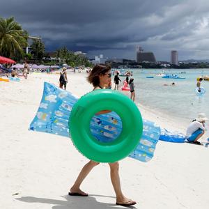 Touristen am Strand von Tumon auf der US-amerikanischen Pazifik-Insel Guam.