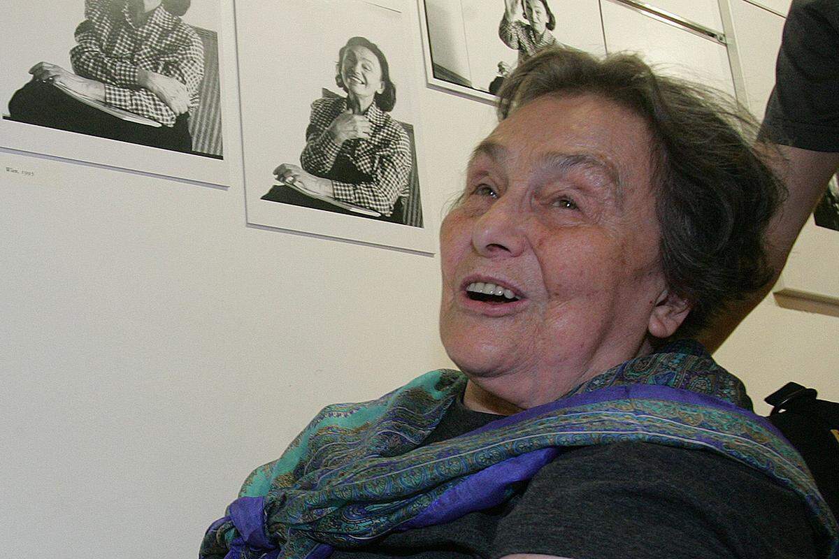 Die österreichische Schriftstellerin Ilse Aichinger ist 95-jährig in Wien gestorben. Im Folgenden eine Sammlung von Zitaten Aichingers.   "Sprache und Engagement stellen sich mir nicht als Gegensatz dar."   (Interview mit Heinz F. Schafroth, 1972)    