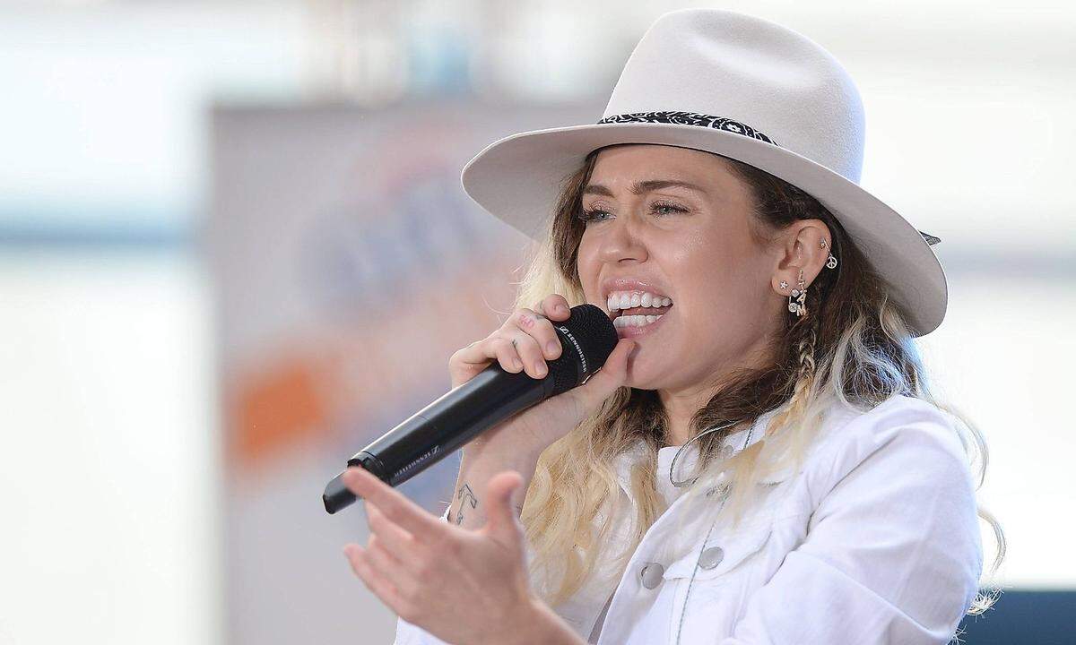 Im August 2016 verbreitete sich auf Twitter die Falschmeldung über den Tod der Sängerin Miley Cyrus. Bei all den totgesagten Stars könnte man schon fast sagen, dass man nicht berühmt ist, wenn man nicht mindestens einmal fälschlicherweise für tot erklärt wurde.