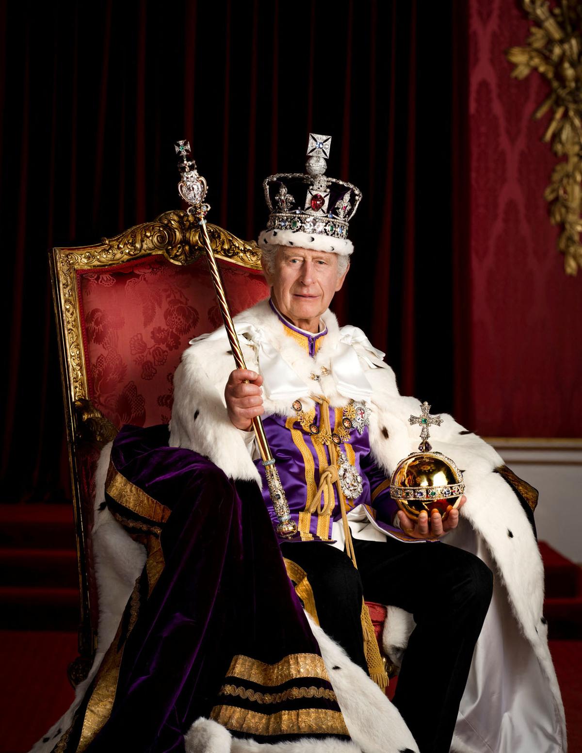 König Charles III. mit Krone, Zepter und Reichsapfel.