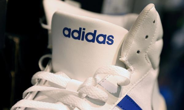 Adidas-Schuh in einem Outlet in New York.