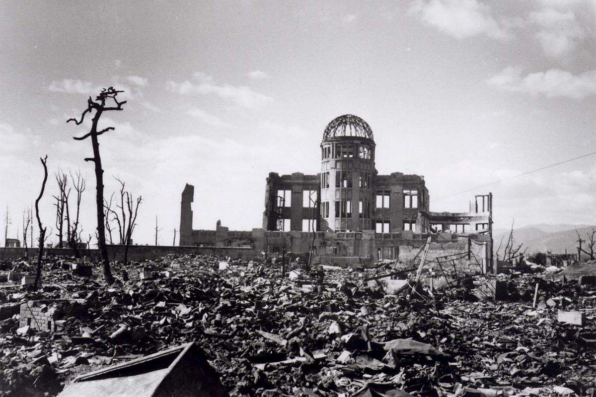 Der 6. August 1945 ging in die Geschichte der Menschheit ein. Zum ersten Mal wurde eine Atombombe über bewohntes Gebiet abgeworfen. Die erste Bombe explodierte in Hiroshima. Drei Tage später traf es Nagasaki. Mehr als 100.000 Menschen wurden bei den nuklearen Katastrophen sofort getötet, viele weitere starben an den Folgen. Die amerikanischen Börsen reagierten mit dem Plus auf das tragische Ereignis. Am 6. August legte der Dow Jones um 0,08 Prozent zu. Am 9. August wurde ein Kursplus von 1,68 Prozent verzeichnet. Die Börse in Tokio wurde nach der Bombardierung von Nagasaki im August 1945 geschlossen und erst Jahre später wieder eröffnet.
