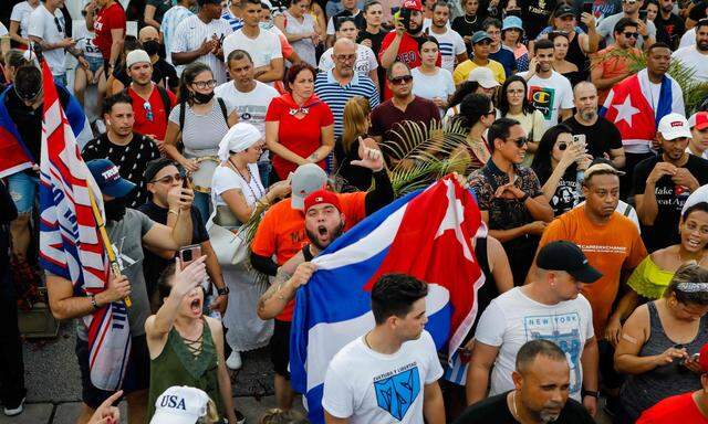 Bei seltenen Protesten in Kuba sind tausende Menschen gegen die kommunistische Regierung auf die Straße gegangen. 