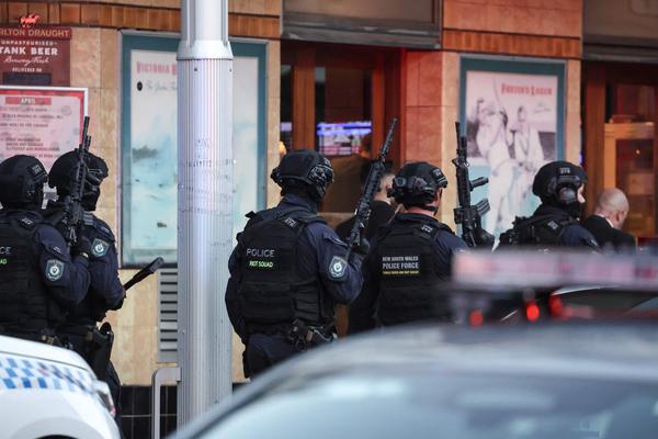 Die Polizei vor dem Einkaufszentrum Westfield Bondi Junction in Sydney.