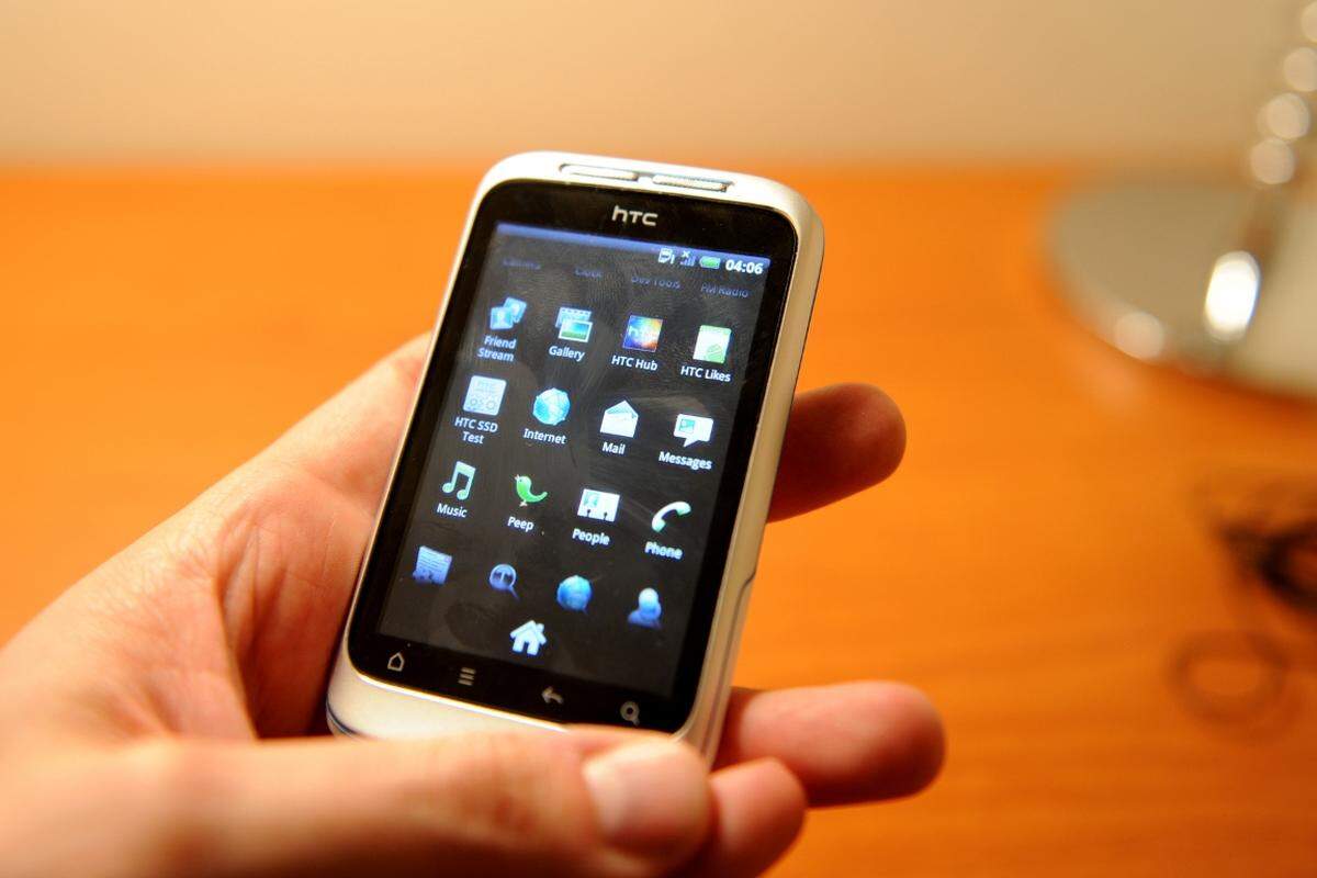 Das Wildfire S setzt das Konzept des kleinen, kompakten Smartphones fort. Leistungstechnisch wird es mit nur 600 MHz keine Preise abräumen, aber das soll es auch nicht.