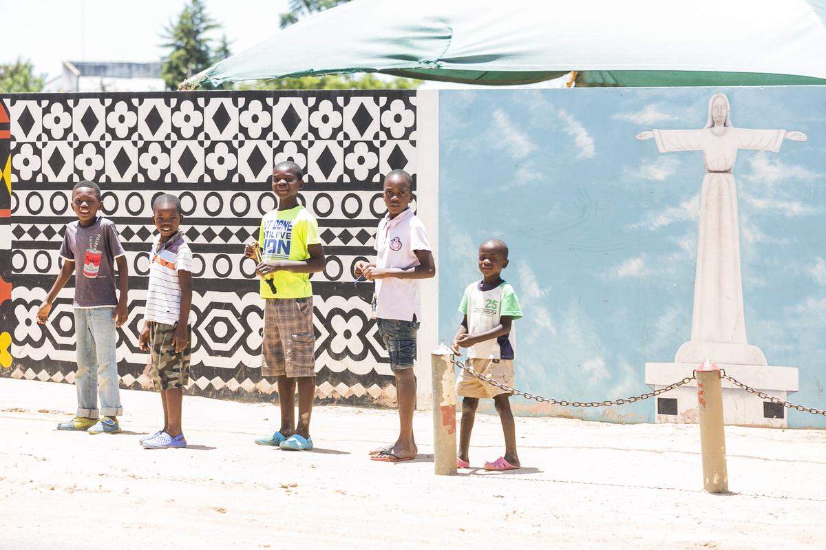 Straßenbild in Lubango, die Bevölkerung Angolas ist sehr jung, die ethnische Vielfalt sehr groß. Der Staat findet sich, trotz seiner Bodenschätze und seines Ölreichtums, auf den hintersten Rängen des Human Development-Index.