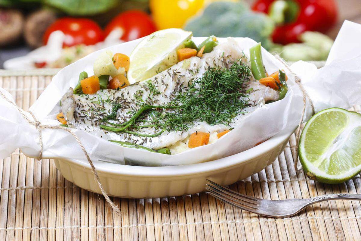 Ein typisches Mittagessen wird um 13 Uhr serviert und beinhaltet Fisch, gerne eine gegrillte Seezunge, auf einem Bett aus Spinat oder Zucchini.