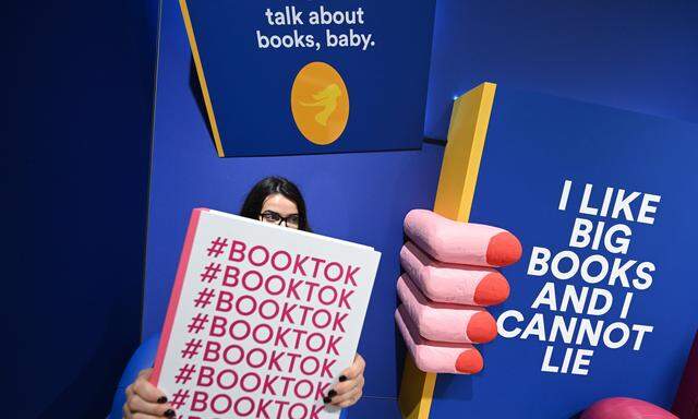 Auch bei der heurigen Frankfurter Buchmesse waren BookTok und das boomende Genre New Adult ein großes Thema.