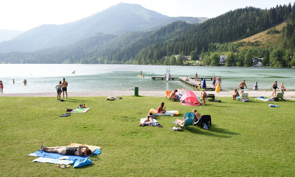 Im Urlaub am See lässt sich Social Distancing nicht gar so leicht umsetzen.