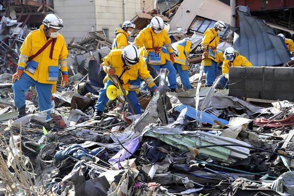 Auch Tage nach der Katastrophe gibt es noch tausende Vermisste. In Kamaishi werden Gebäudetrümmer durchsucht.