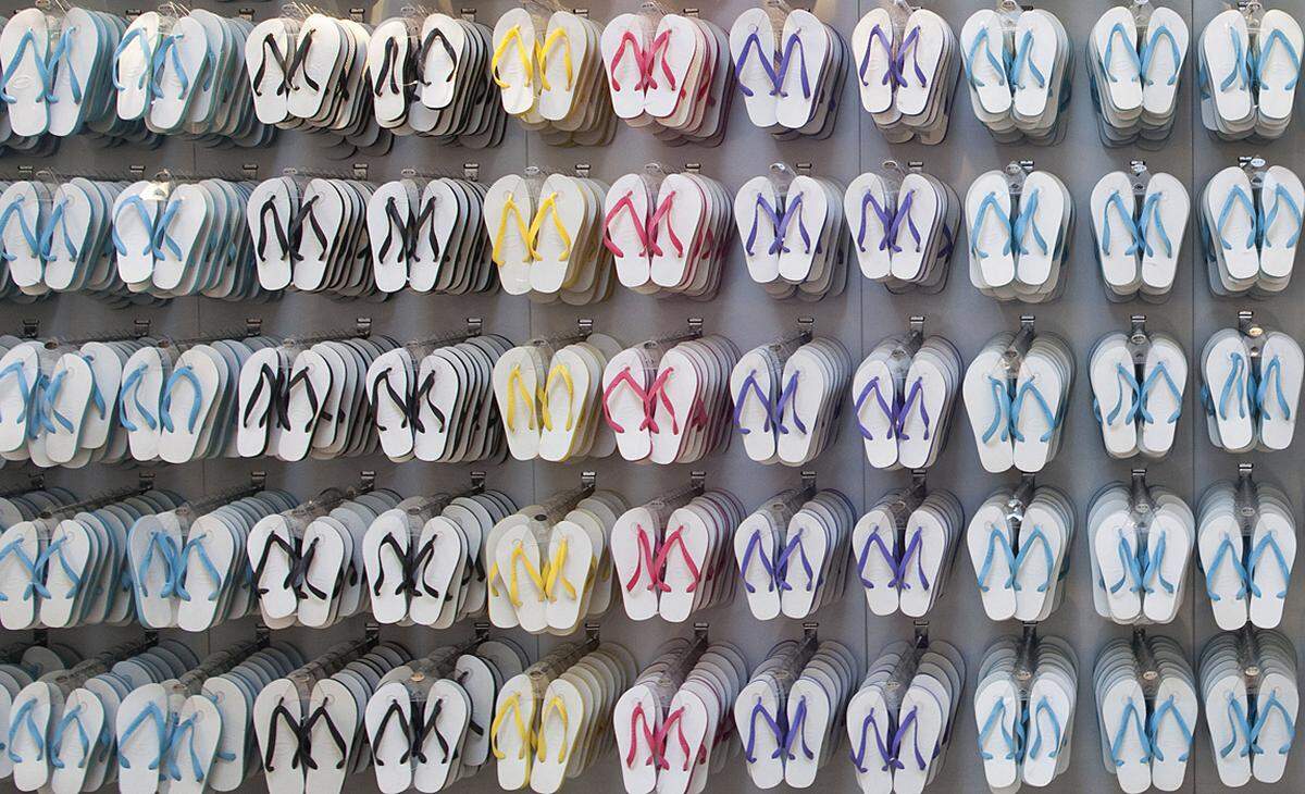 Die Tradition der Flipflops reicht tausende Jahre zurück, schon die alten Ägypter wie die Geishas sollen diese getragen haben. Die Marke Havaiana ist eigenen Angaben zufolge der weltgrößte Hersteller des Plastik-Schuhs. Zum 50. Geburtstag der brasilianische Firma ein Überblick.
