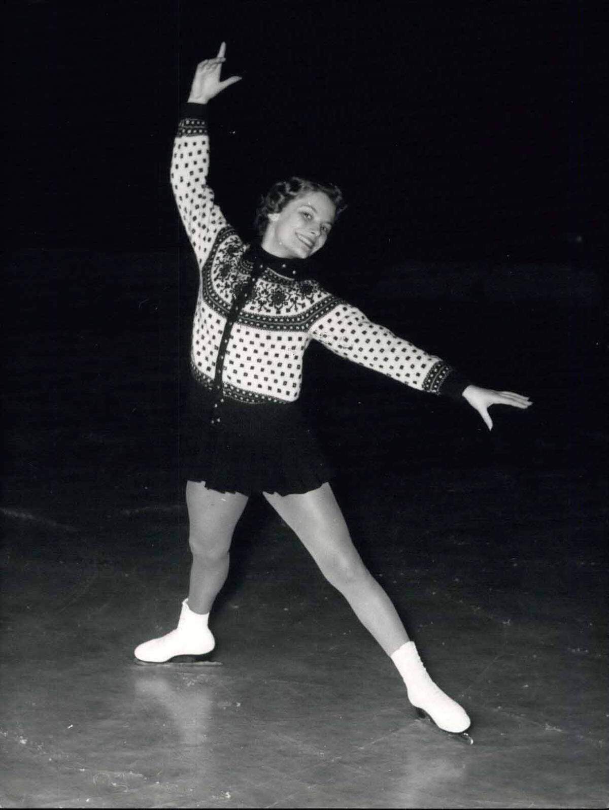 Mit der Strickweste beim Training. Carol Heiss (sie zeigt hier einen hübschen Mond) ist die Olympiasiegerin von 1960 und die Weltmeisterin von 1956 bis 1960. 